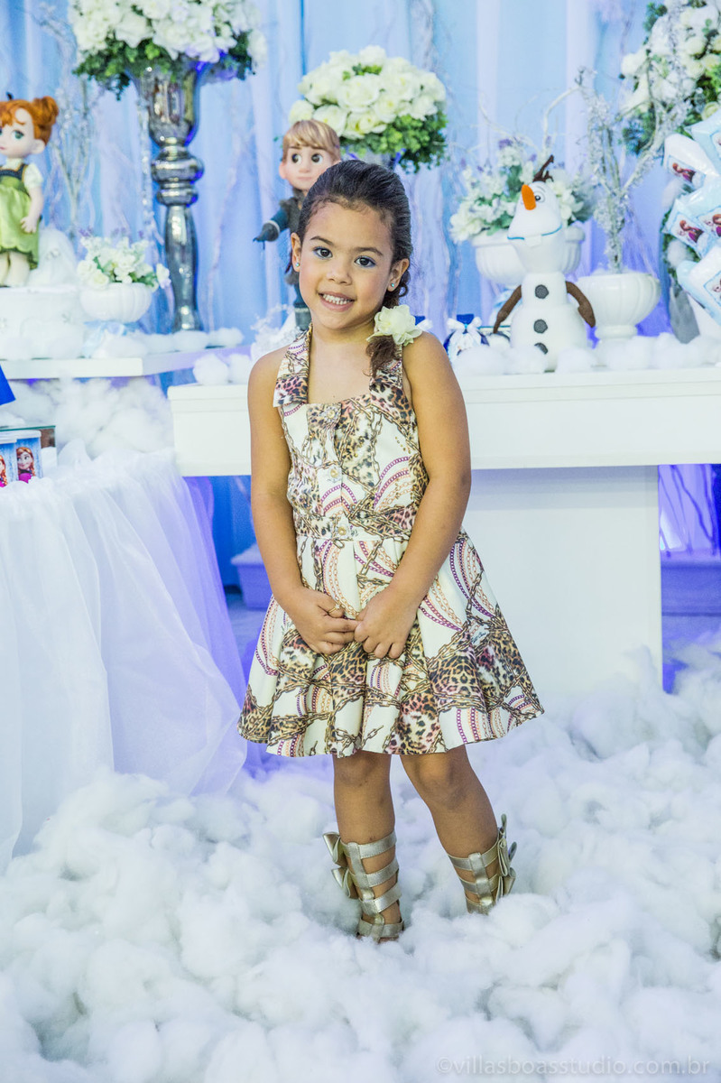 Lara 05 anos, brinquedos little tiger, criança brincando