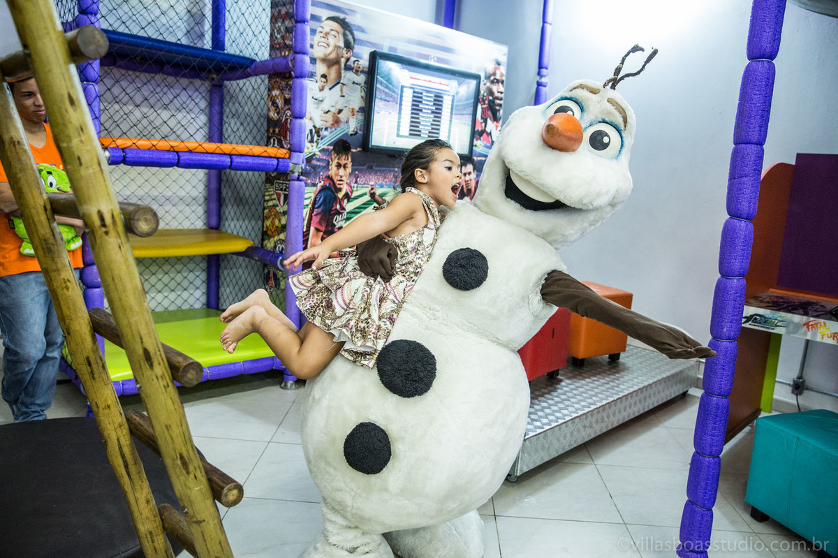 Lara 05 anos, brinquedos little tiger, criança brincando, olaf do frozen
