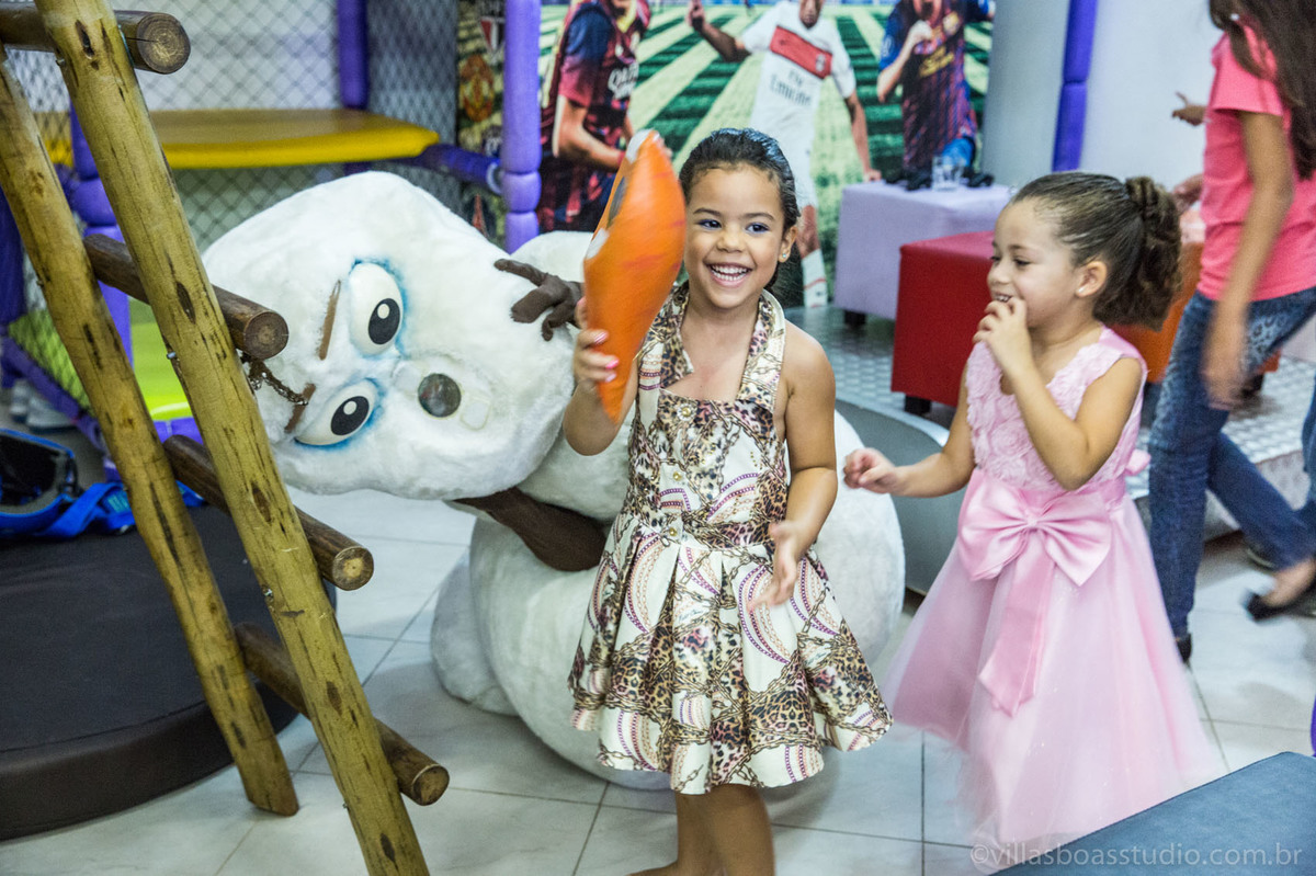 Lara 05 anos, brinquedos little tiger, criança brincando, olaf do frozen