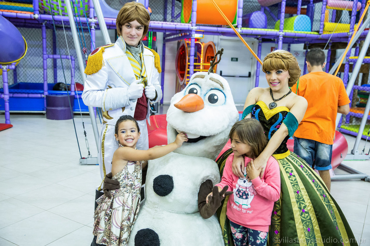 Lara 05 anos, brinquedos little tiger, criança brincando, olaf do frozen