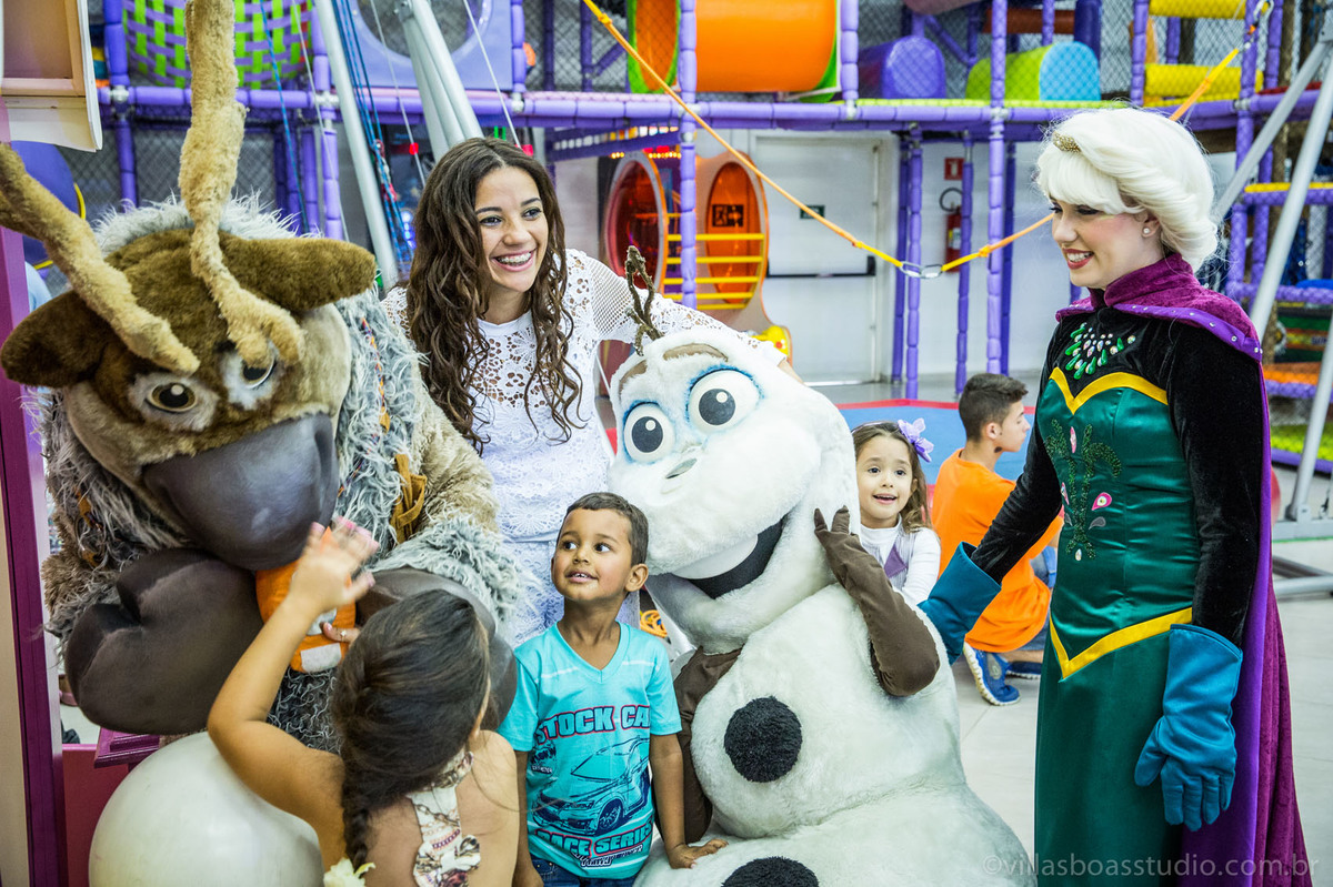 Lara 05 anos, brinquedos little tiger, criança brincando, olaf do frozen