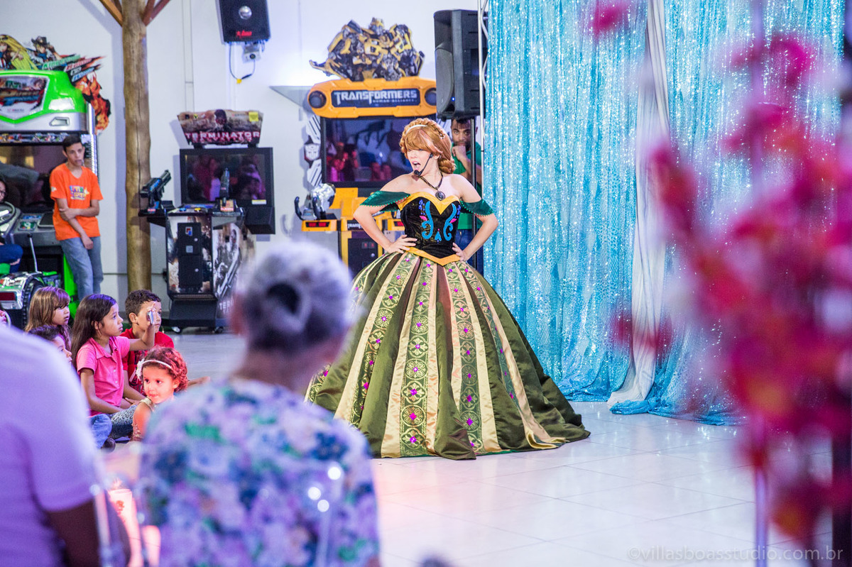 Lara 05 anos, brinquedos little tiger, criança brincando, olaf do frozen, personagens frozen, apresentacao de teatro frozen