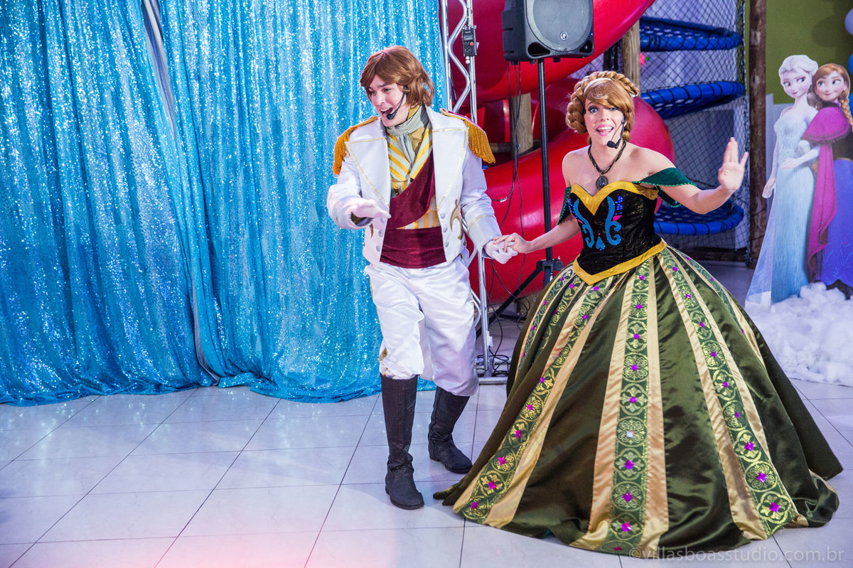 Lara 05 anos, brinquedos little tiger, criança brincando, olaf do frozen, personagens frozen, apresentacao de teatro frozen