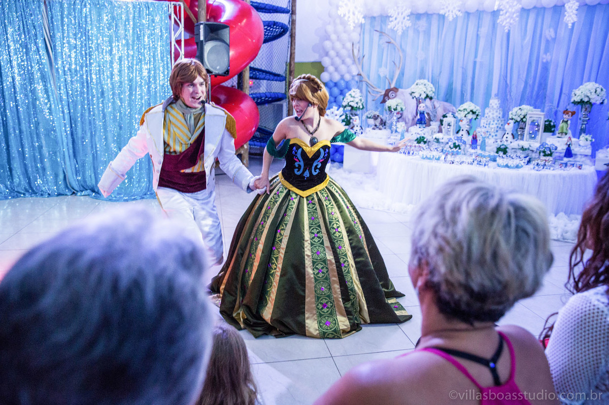 Lara 05 anos, brinquedos little tiger, criança brincando, olaf do frozen, personagens frozen, apresentacao de teatro frozen