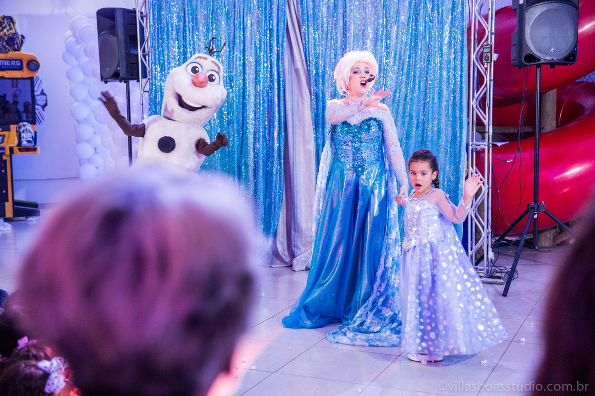 Lara 05 anos, brinquedos little tiger, criança brincando, olaf do frozen, personagens frozen, apresentacao de teatro frozen