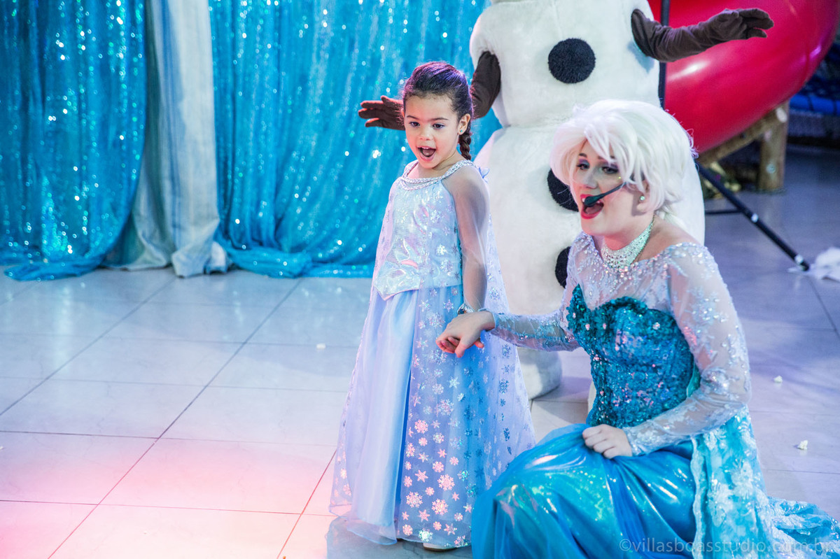 Lara 05 anos, brinquedos little tiger, criança brincando, olaf do frozen, personagens frozen, apresentacao de teatro frozen