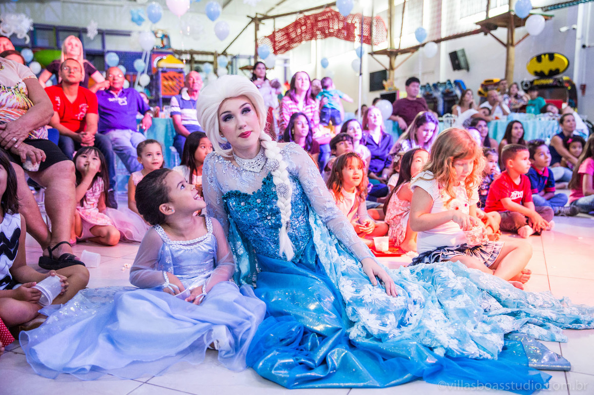 Lara 05 anos, brinquedos little tiger, criança brincando, olaf do frozen, personagens frozen, apresentacao de teatro frozen, retrospectiva villas boas kids