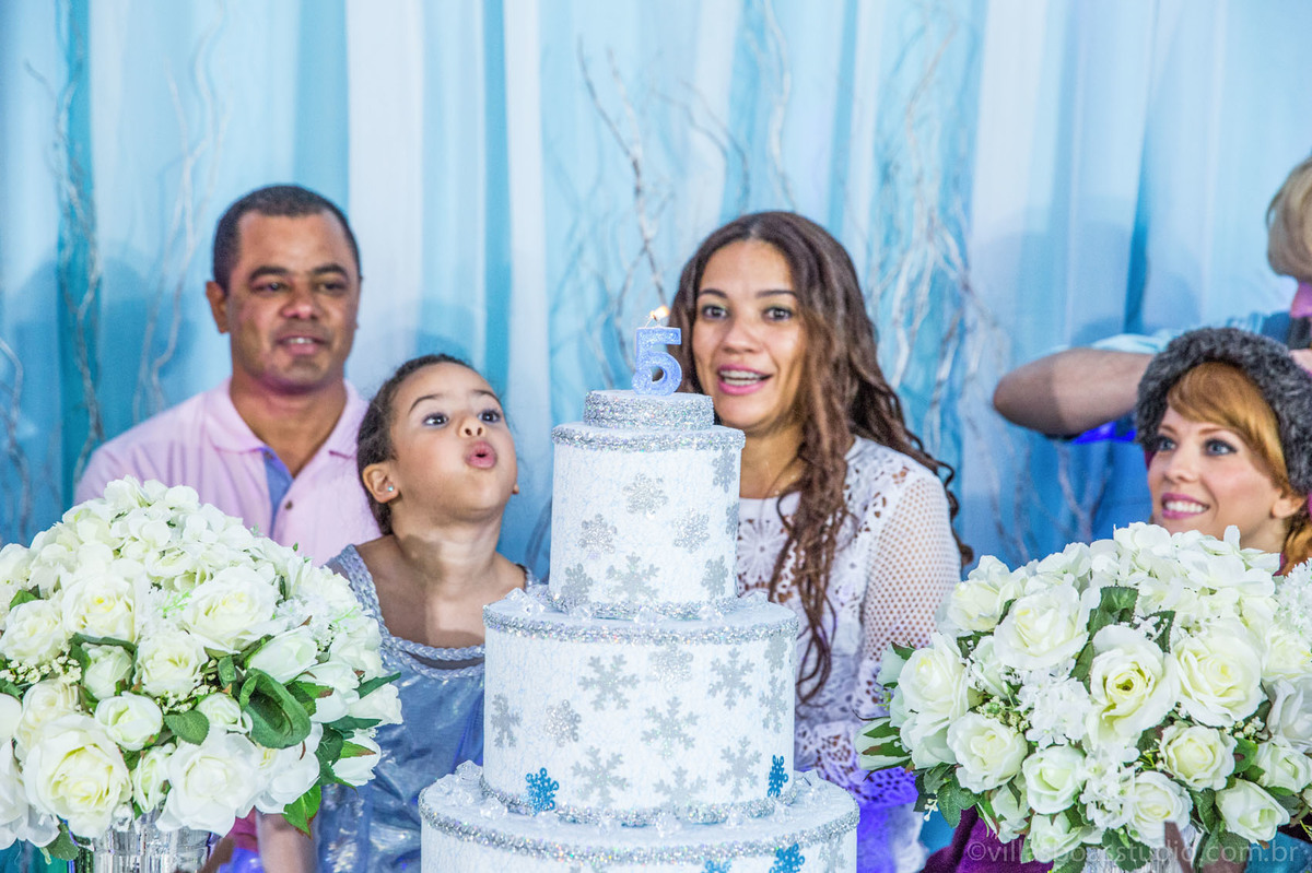 Lara 05 anos, brinquedos little tiger, criança brincando, olaf do frozen, personagens frozen, apresentacao de teatro frozen, parabens da lara , apagando as velinhas do bolo de aniversario