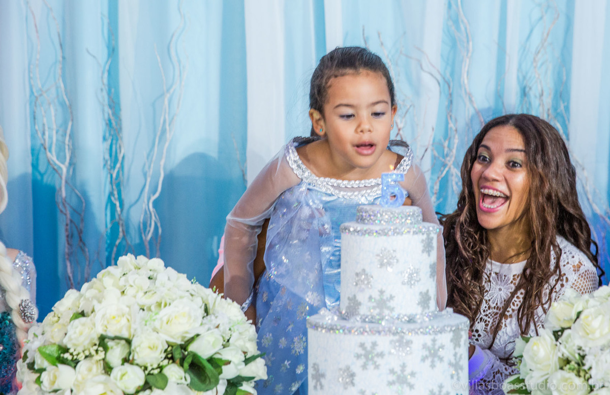 Lara 05 anos, brinquedos little tiger, criança brincando, olaf do frozen, personagens frozen, apresentacao de teatro frozen, parabens da lara , apagando as velinhas do bolo de aniversario