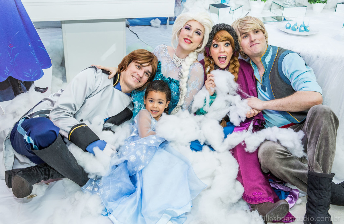 Lara 05 anos, brinquedos little tiger, criança brincando, olaf do frozen, personagens frozen, apresentacao de teatro frozen, fotos com os personagens do frozen,