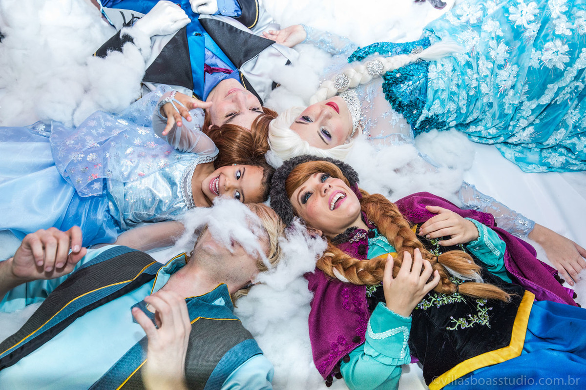 Lara 05 anos, brinquedos little tiger, criança brincando, olaf do frozen, personagens frozen, apresentacao de teatro frozen, foto com os personagens do frozen