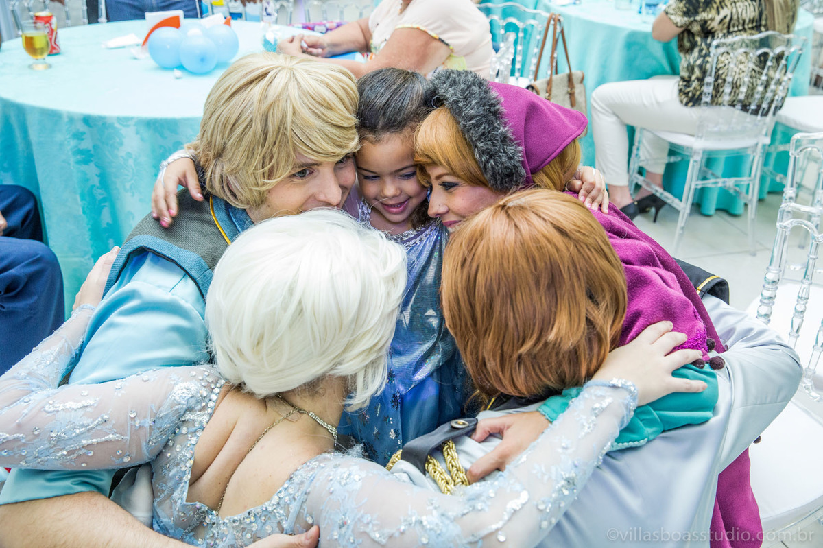 Lara 05 anos, brinquedos little tiger, criança brincando, olaf do frozen, personagens frozen, apresentacao de teatro frozen, fotos com os personagens do frozen,