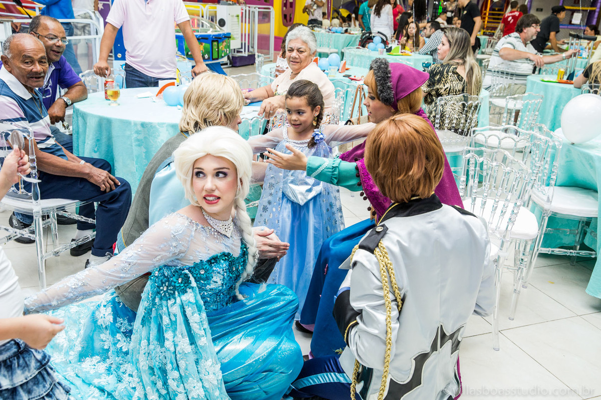 Lara 05 anos, brinquedos little tiger, criança brincando, olaf do frozen, personagens frozen, apresentacao de teatro frozen, fotos com os personagens do frozen,
