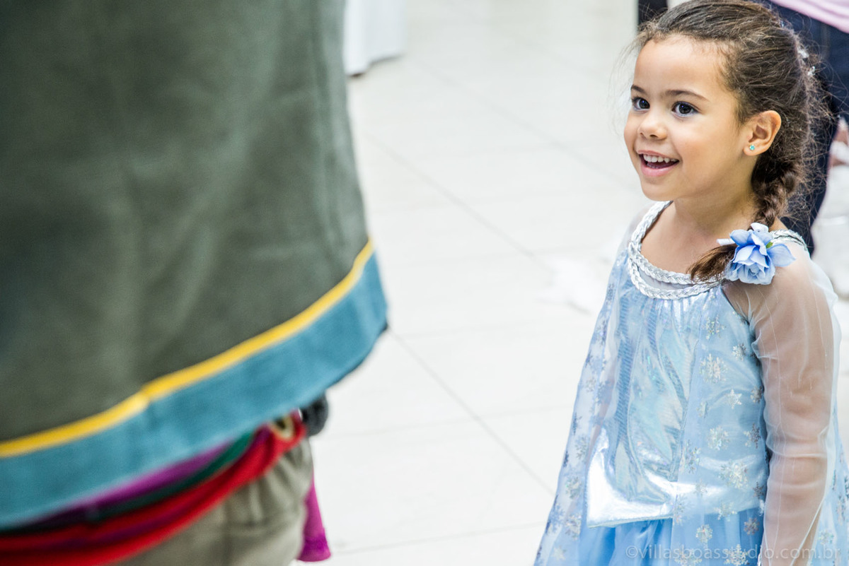 Lara 05 anos, brinquedos little tiger, criança brincando, olaf do frozen