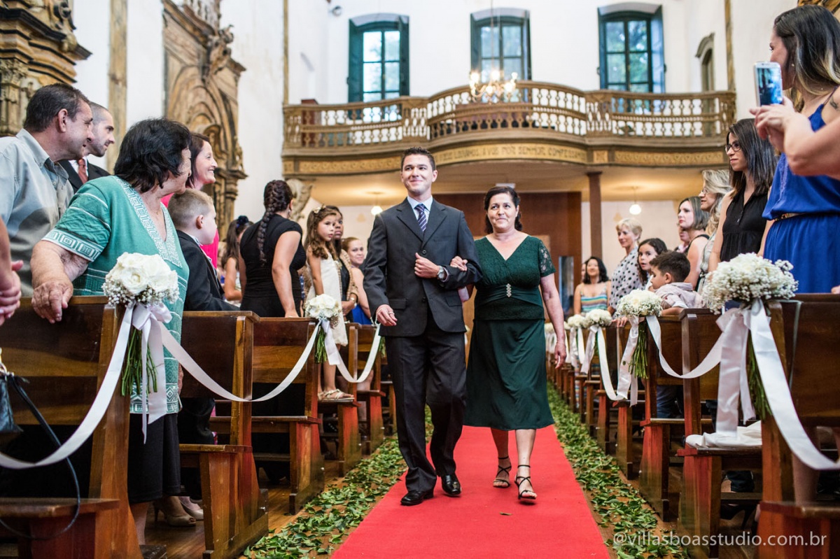 entrado do noivo, noivo e mae, corredor da igreja, decoracao da igreja