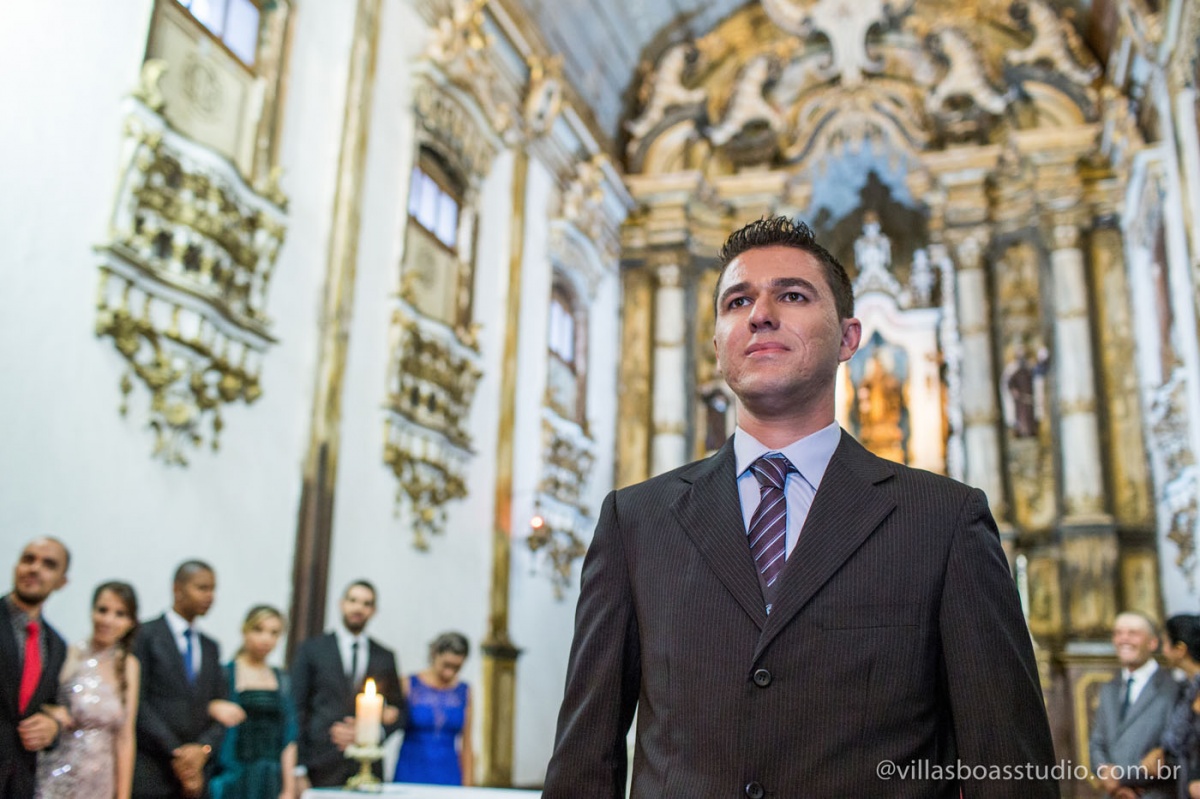 noivo no altar, terno do noivo, casamento do noivo, esperando a noiva, igreja do carmo mogi das cruzes.