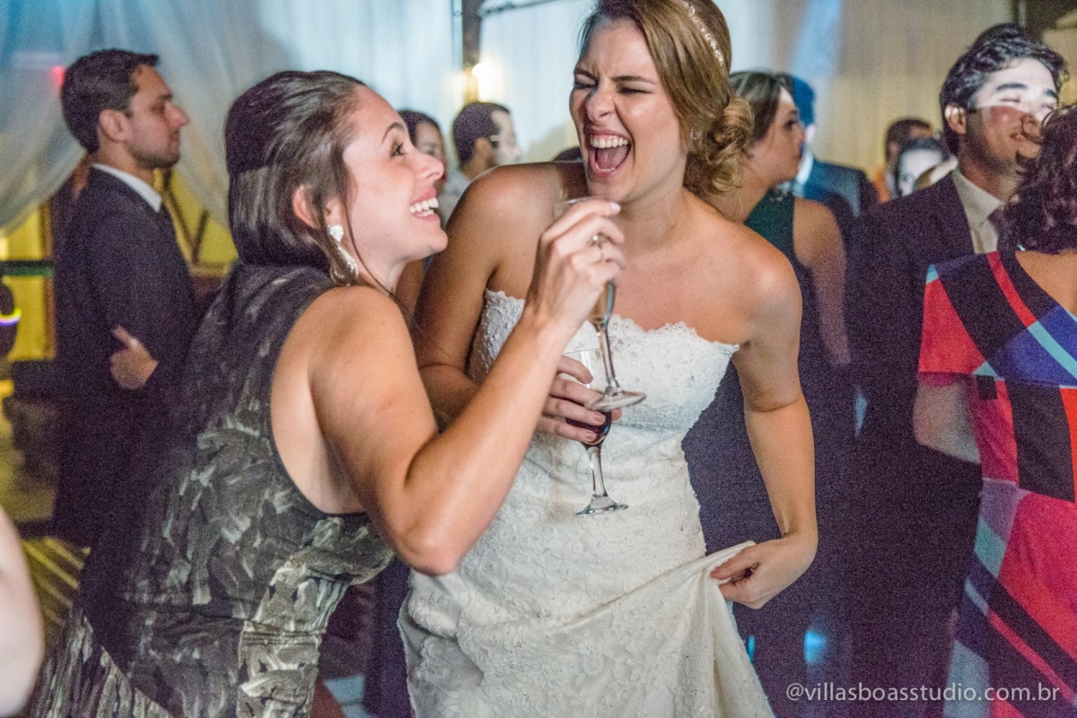 noiva na balada, sorriso da noiva, danca da noiva, amiga da noiva.