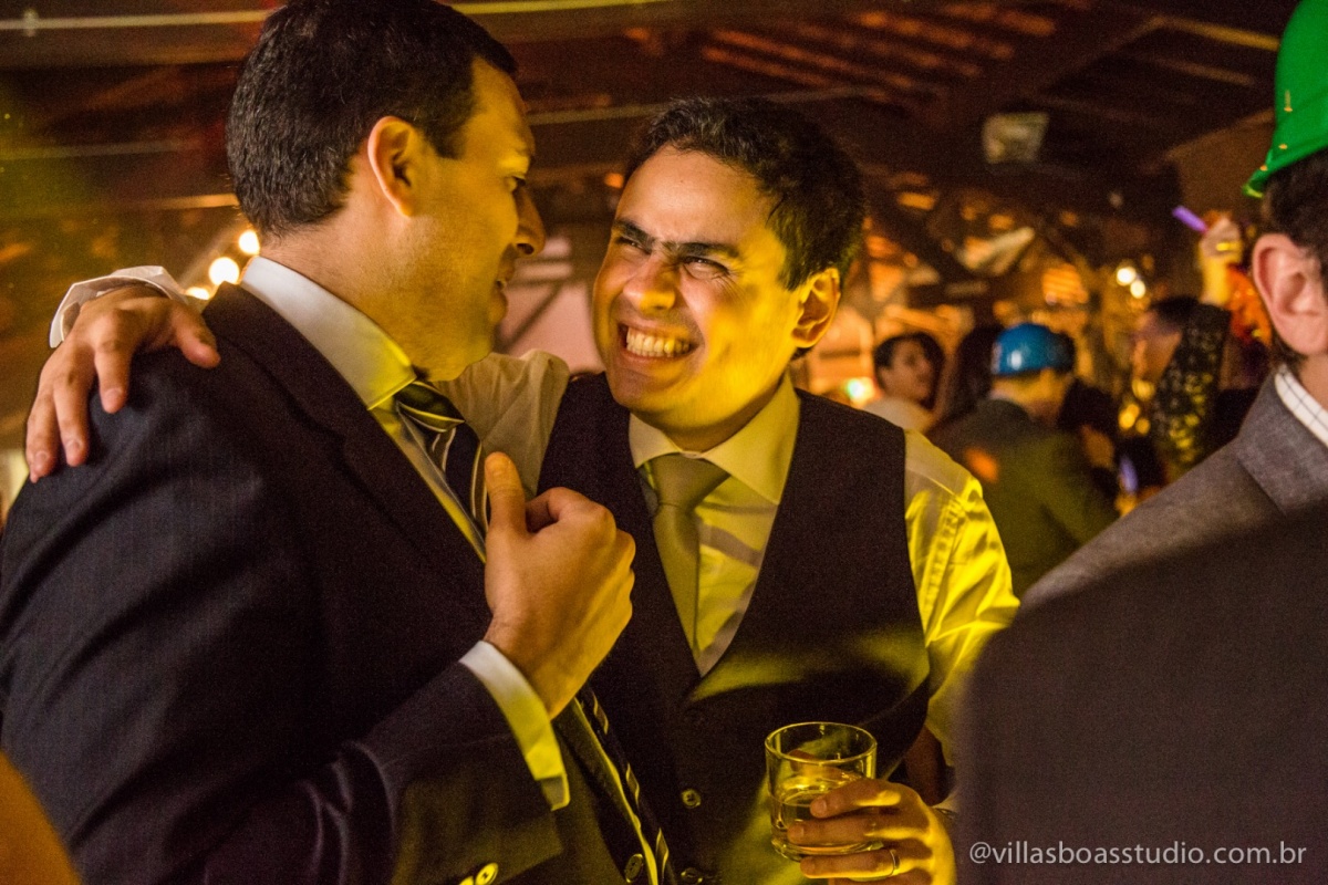 amigo do noivo, noivo sorrindo, sorriso do noivo, noivo na balada.