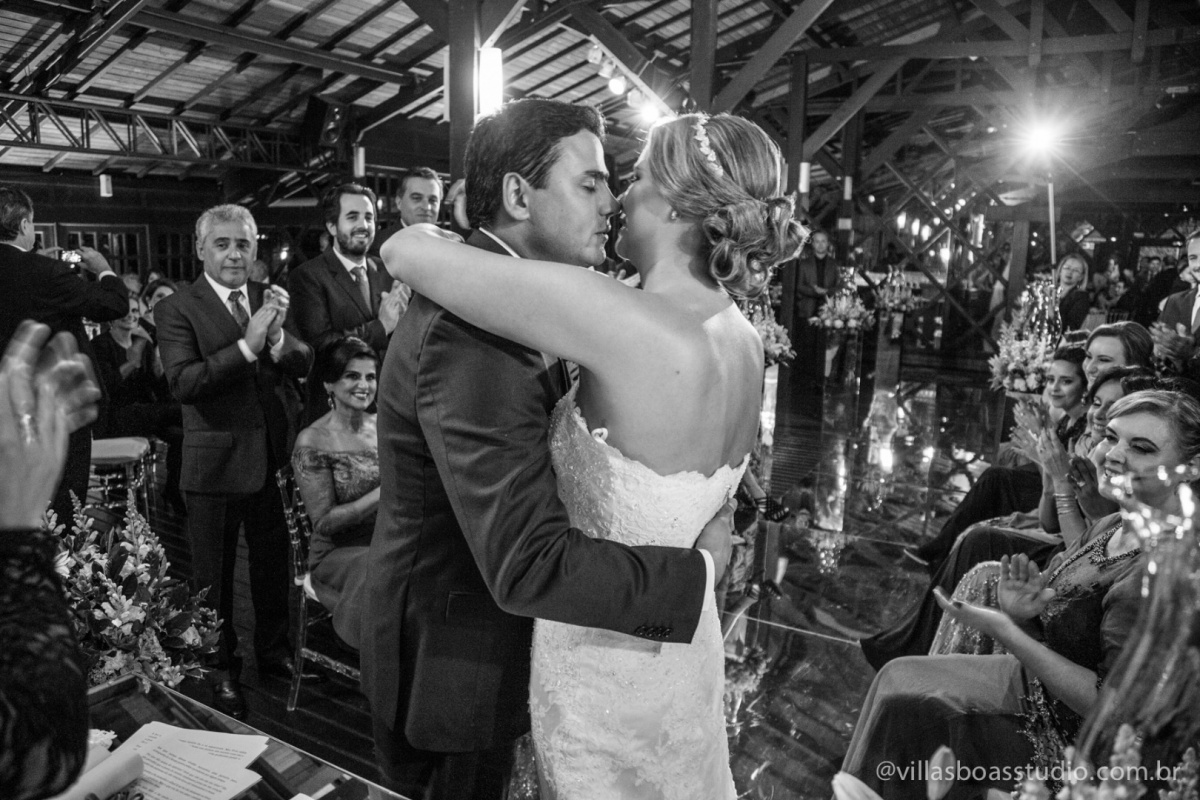 beijo dos noivos,abraco do noivo, noivo, noiva, beijo no altar.