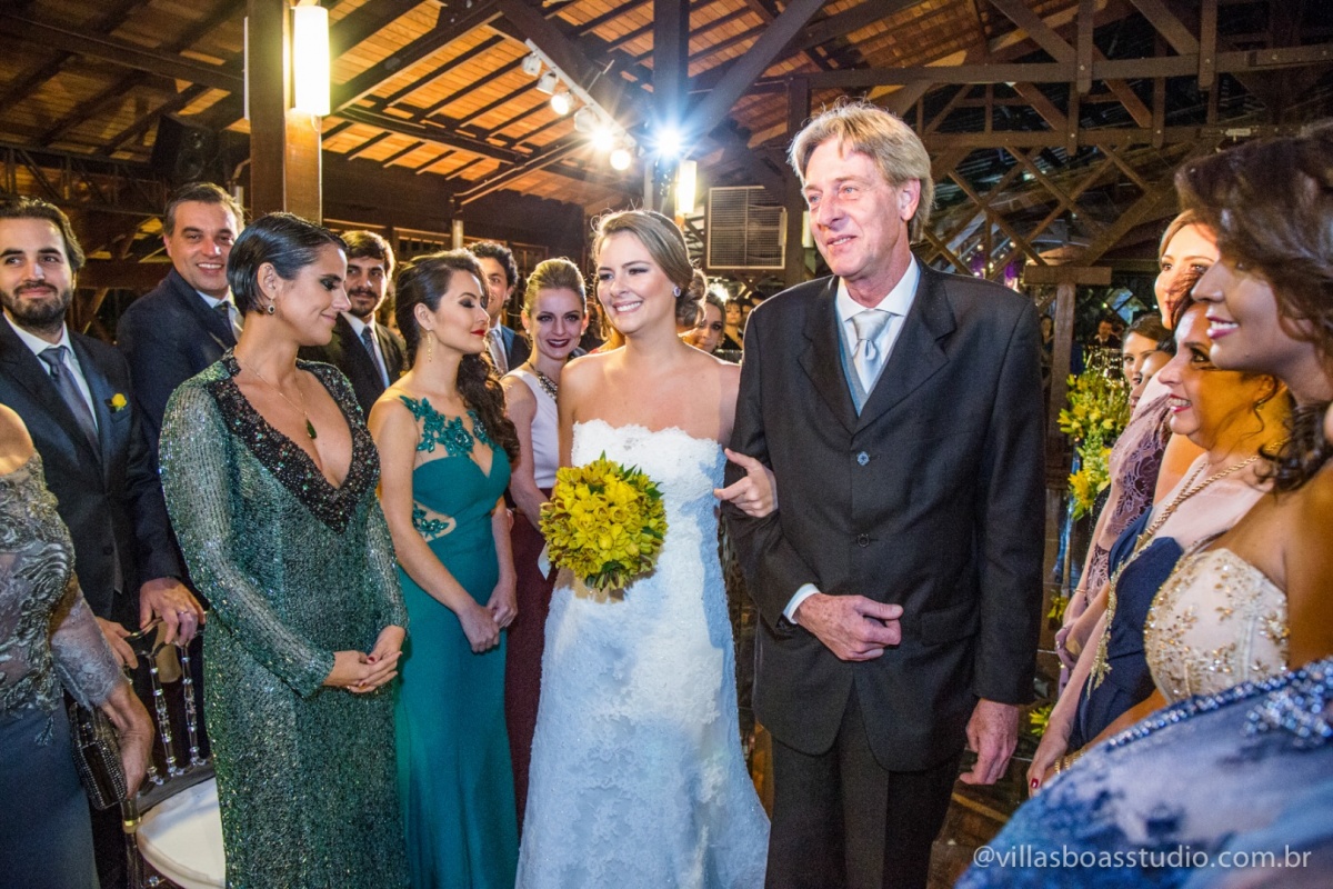 entrada da noiva, pai da noiva, desfile da noiva, noiva, vestido da noiva, buque da noiva, madrinhas da noiva, padrinhos do noivo.