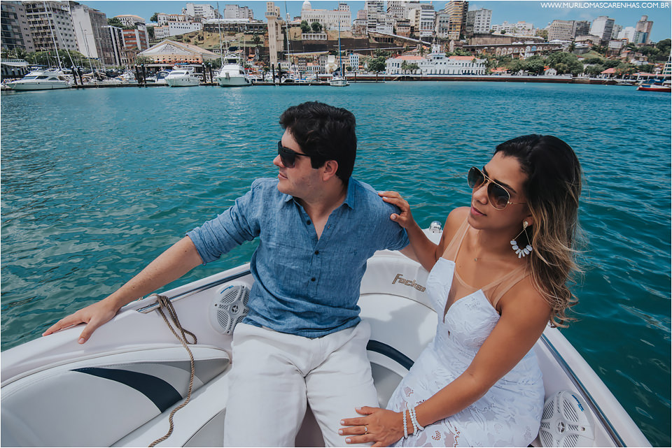 casal faz ensaio na baía de todos os santos salvador, o ensaio foi feito em uma lancha no carnaval de 2017