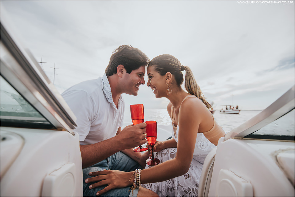 casal faz ensaio na baía de todos os santos salvador, o ensaio foi feito em uma lancha no carnaval de 2017