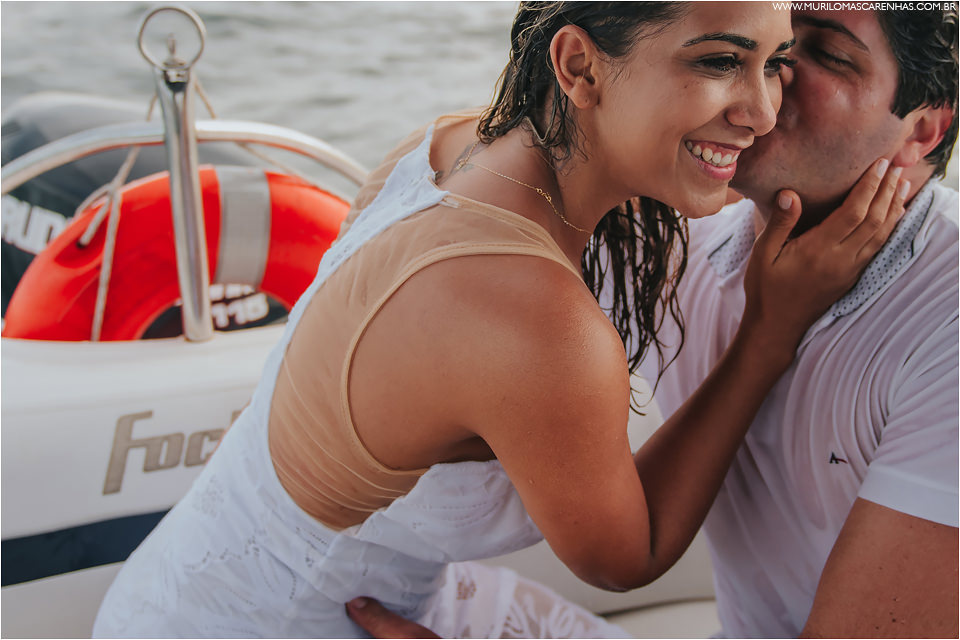 casal faz ensaio na baía de todos os santos salvador, o ensaio foi feito em uma lancha no carnaval de 2017