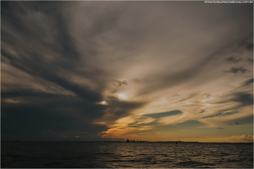 casal faz ensaio na baía de todos os santos salvador, o ensaio foi feito em uma lancha no carnaval de 2017