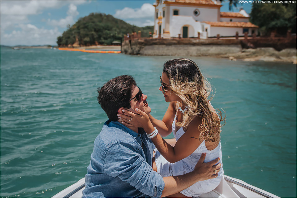 casal faz ensaio na baía de todos os santos salvador, o ensaio foi feito em uma lancha no carnaval de 2017