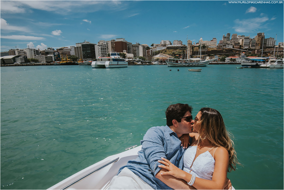 casal faz ensaio na baía de todos os santos salvador, o ensaio foi feito em uma lancha no carnaval de 2017