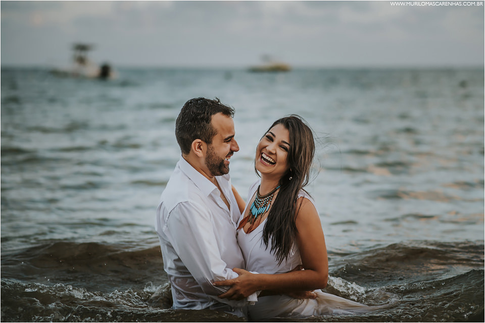ensaio de casal em praia do forte sorrisos bela maquiagem da noiva roupas da moda pousada ferias bahia murilo mascarenhas