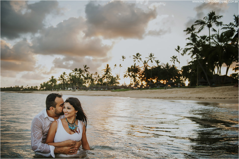 ensaio de casal em praia do forte sorrisos bela maquiagem da noiva roupas da moda pousada ferias bahia murilo mascarenhas