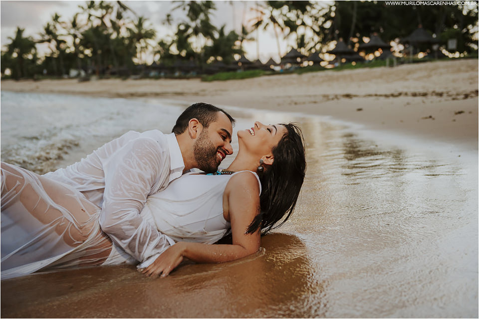 ensaio de casal em praia do forte sorrisos bela maquiagem da noiva roupas da moda pousada ferias bahia murilo mascarenhas sensual