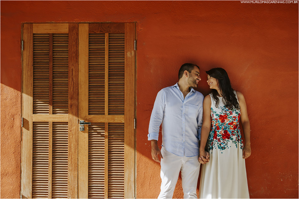 ensaio de casal em praia do forte sorrisos bela maquiagem da noiva roupas da moda linha verde