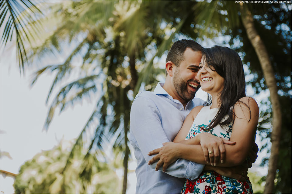 ensaio de casal em praia do forte sorrisos bela maquiagem da noiva roupas da moda