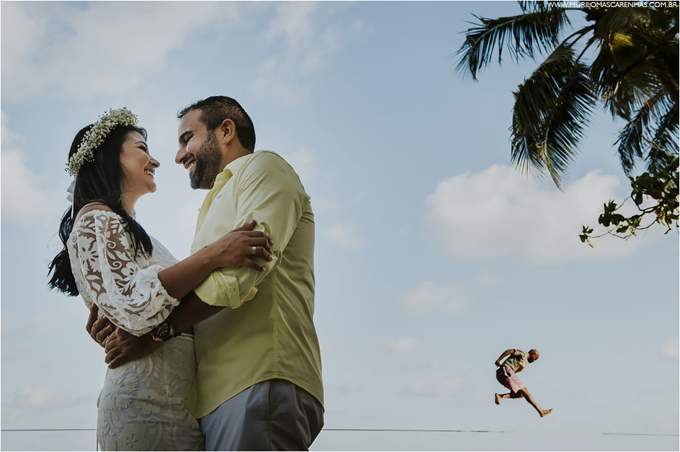 ensaio de casal em praia do forte sorrisos bela maquiagem da noiva roupas da moda