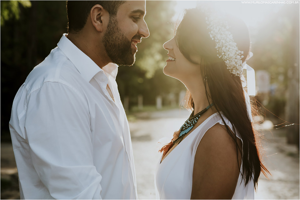 ensaio de casal em praia do forte sorrisos bela maquiagem da noiva roupas da moda pousada ferias bahia murilo mascarenhas
