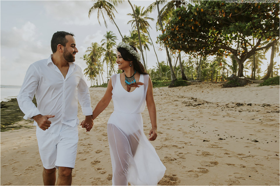 ensaio de casal em praia do forte sorrisos bela maquiagem da noiva roupas da moda pousada ferias bahia murilo mascarenhas