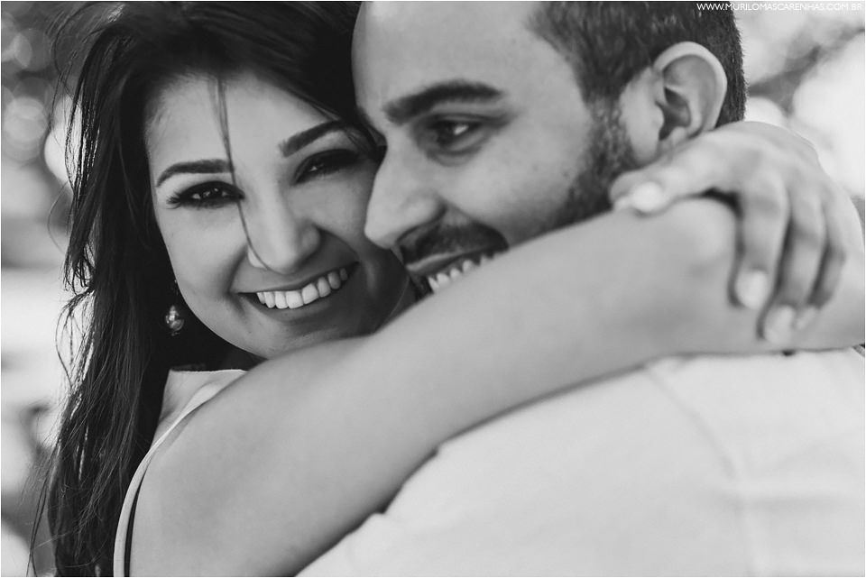 ensaio de casal em praia do forte sorrisos bela maquiagem da noiva roupas da moda preto e branco