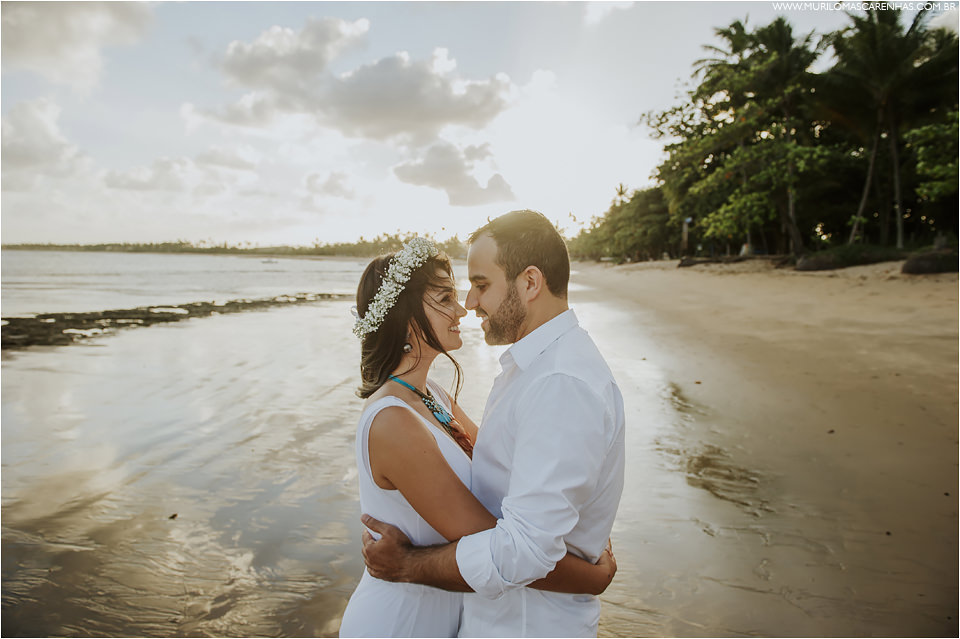 ensaio de casal em praia do forte sorrisos bela maquiagem da noiva roupas da moda pousada ferias bahia murilo mascarenhas