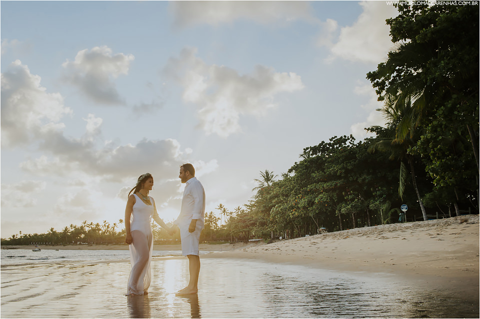ensaio de casal em praia do forte sorrisos bela maquiagem da noiva roupas da moda pousada ferias bahia murilo mascarenhas