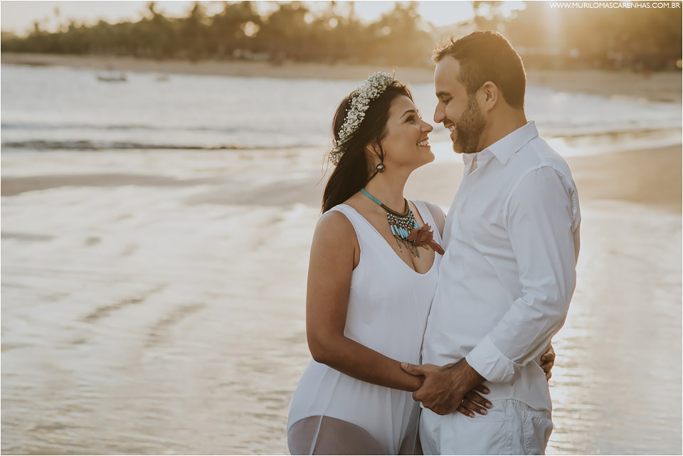 ensaio de casal em praia do forte sorrisos bela maquiagem da noiva roupas da moda pousada ferias bahia murilo mascarenhas