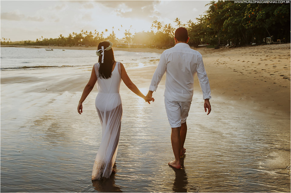 ensaio de casal em praia do forte sorrisos bela maquiagem da noiva roupas da moda pousada ferias bahia murilo mascarenhas