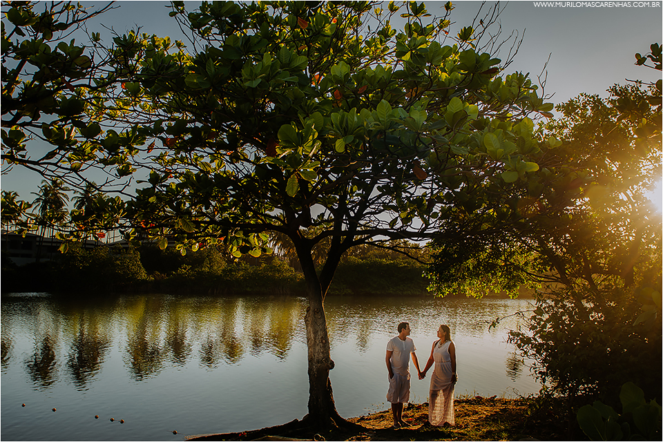 ensaio de casal em imbassai proximo a praia do forte e salvador na bahia, casal foi fotografado por murilo mascarenhas fotografo de casamento praia por do sol