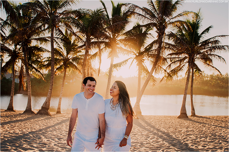ensaio de casal em imbassai proximo a praia do forte e salvador na bahia, casal foi fotografado por murilo mascarenhas fotografo de casamento praia por do sol diversao vestido de noiva