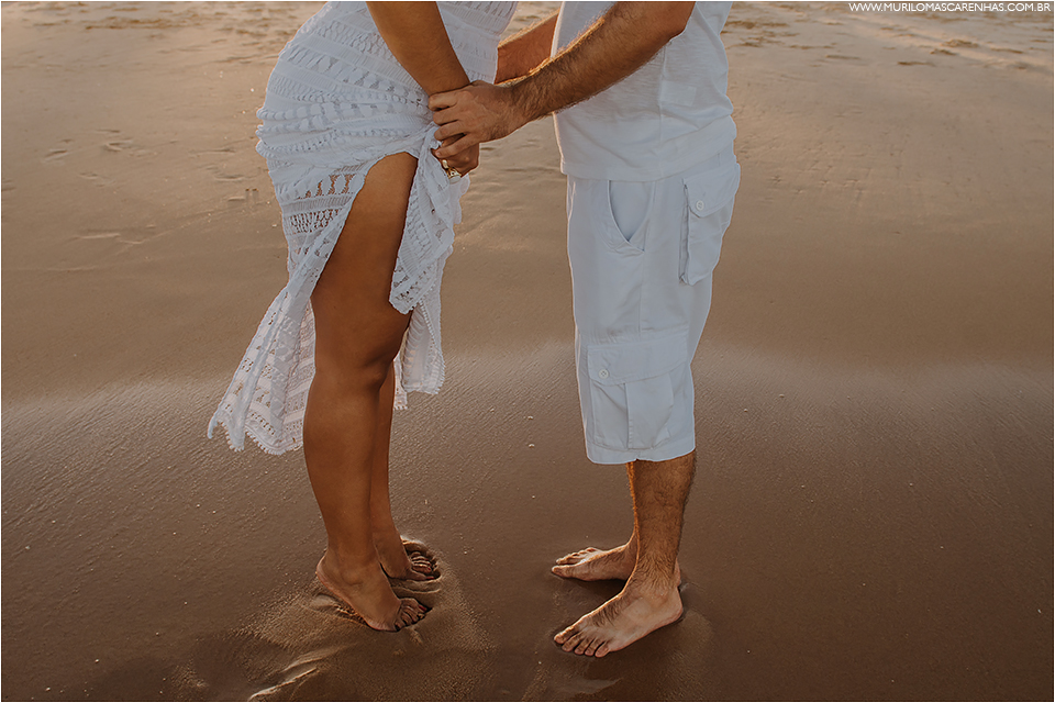 ensaio de casal em imbassai proximo a praia do forte e salvador na bahia, casal foi fotografado por murilo mascarenhas fotografo de casamento praia por do sol