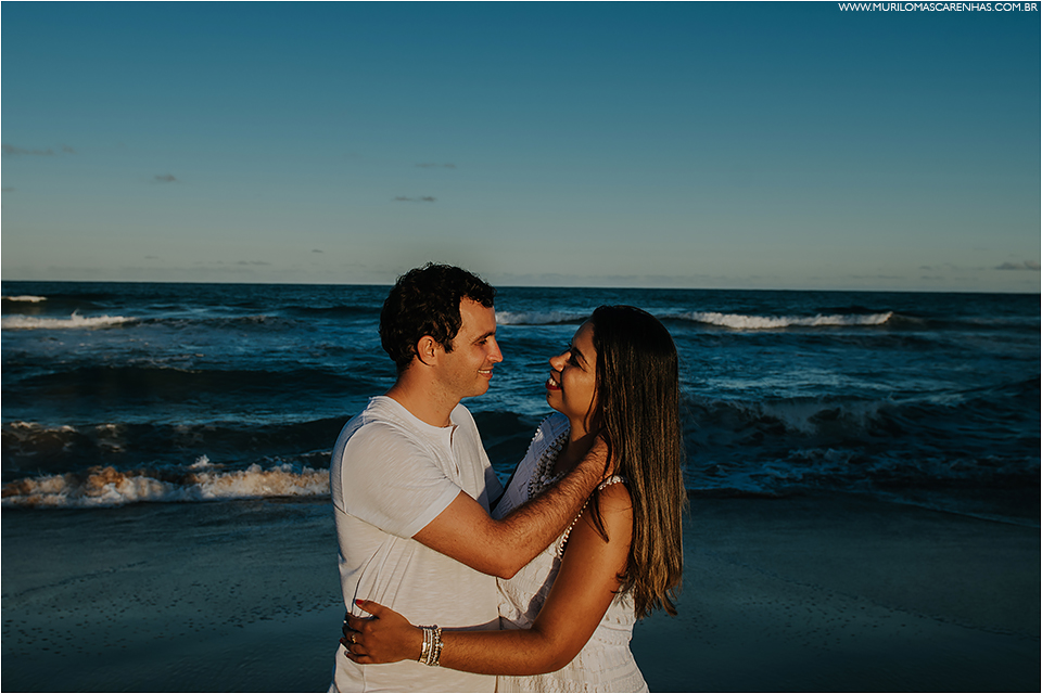 ensaio de casal em imbassai proximo a praia do forte e salvador na bahia, casal foi fotografado por murilo mascarenhas fotografo de casamento praia por do sol madrinhas de casamento