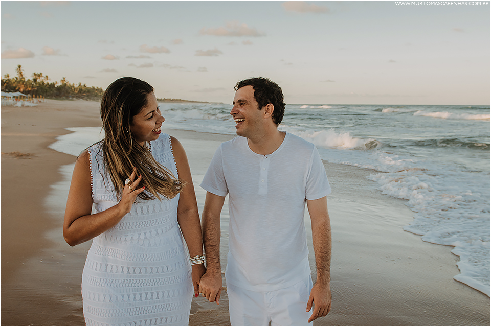 ensaio de casal em imbassai proximo a praia do forte e salvador na bahia, casal foi fotografado por murilo mascarenhas fotografo de casamento praia por do sol moda feminina