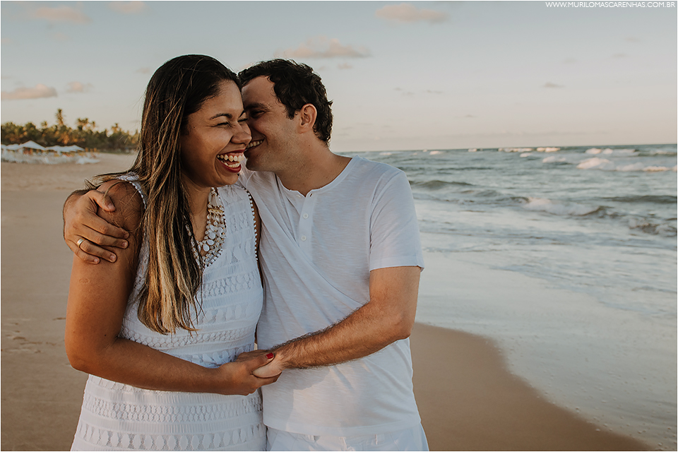 ensaio de casal em imbassai proximo a praia do forte e salvador na bahia, casal foi fotografado por murilo mascarenhas fotografo de casamento praia por do sol