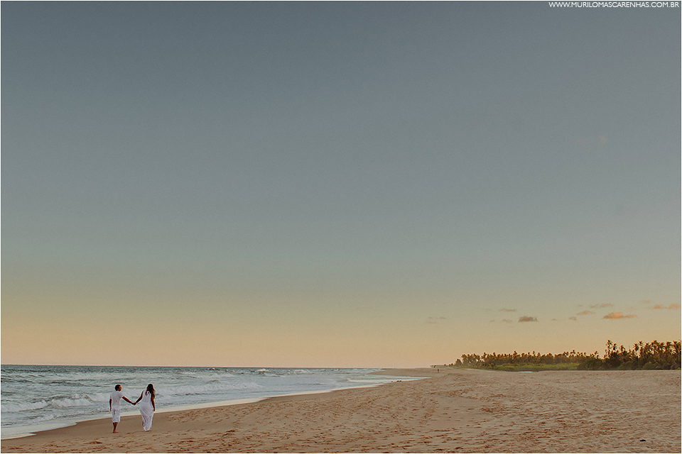 ensaio de casal em imbassai proximo a praia do forte e salvador na bahia, casal foi fotografado por murilo mascarenhas fotografo de casamento praia por do sol